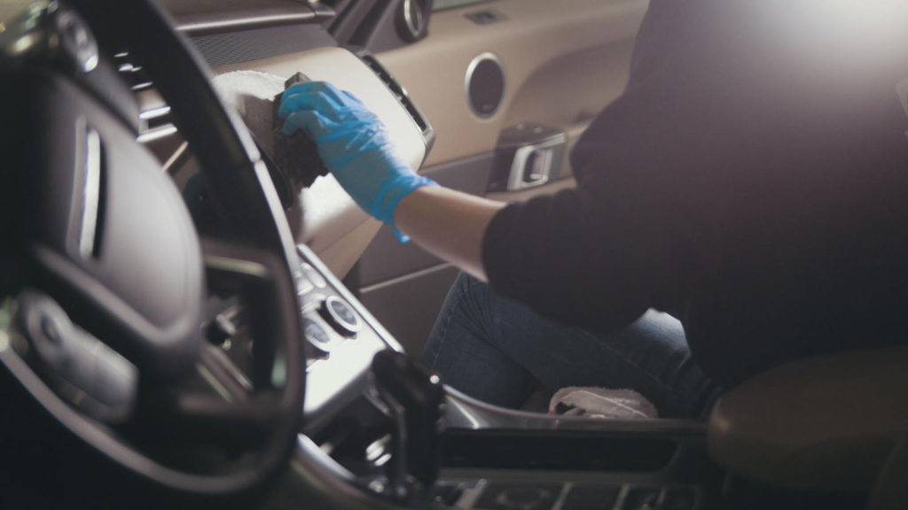 Auto-chemikalia to specjalne środki czyszczące przeznaczone do czyszczenia i mycia wnętrza oraz karoserii pojazdów