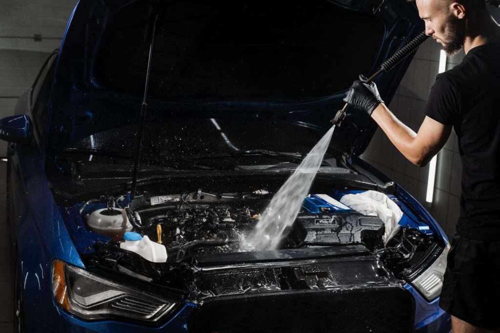 Częste czyszczenie komory silnika samochodu ma wiele korzyści